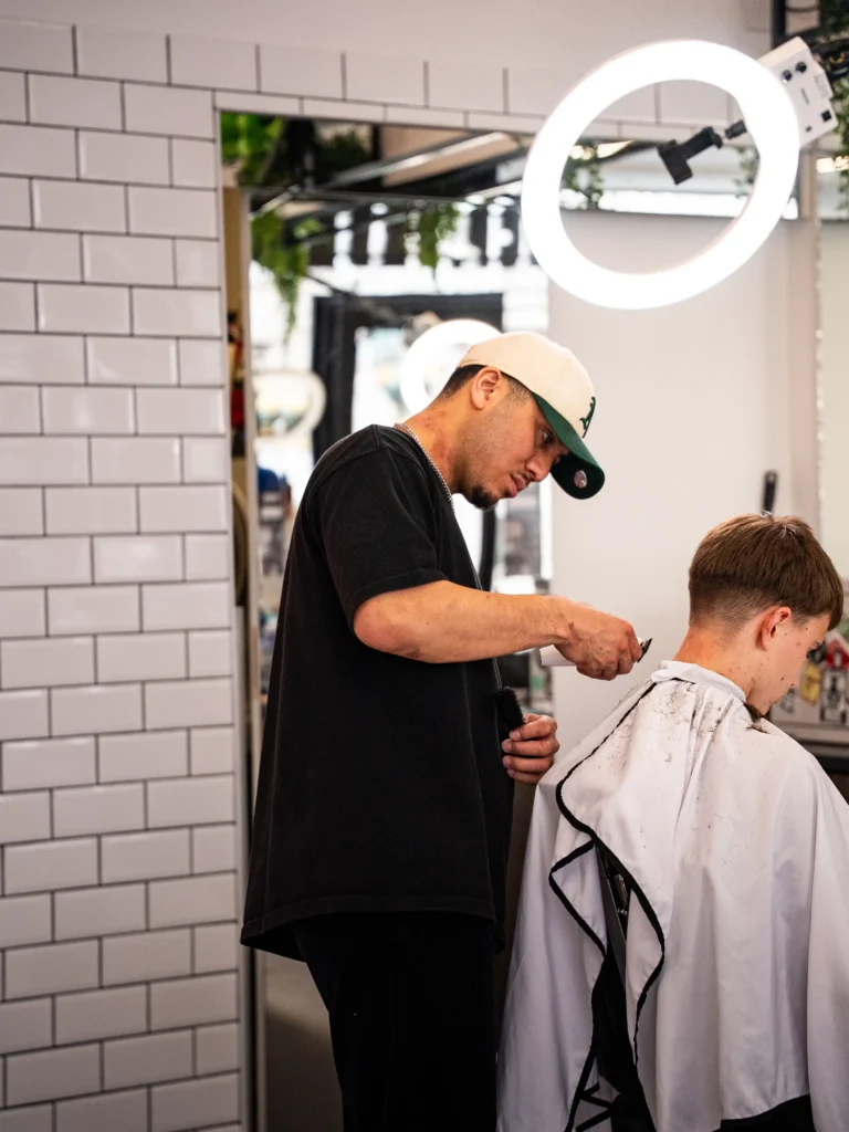 Detailaufnahme sauberer Barber Cut in 1010 Wien