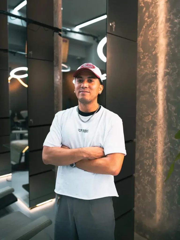 Steph, Barber bei NoCap Barbers am Hohen Markt Wien